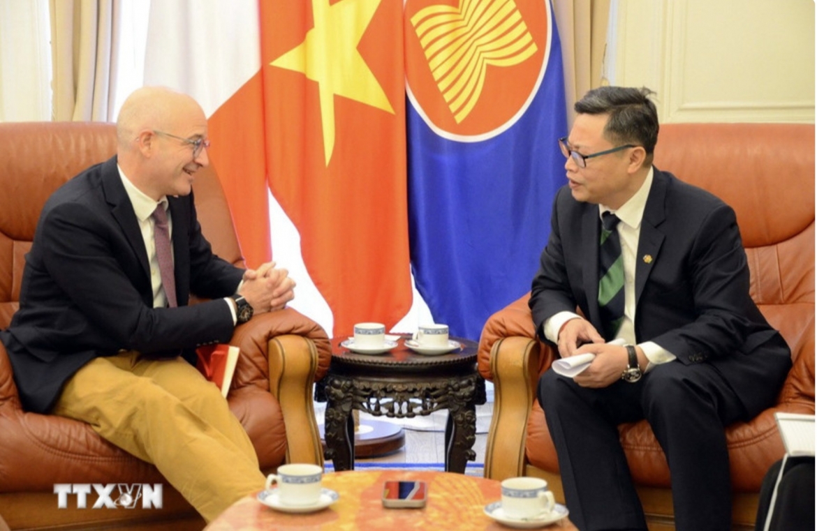 Vietnamese Ambassador to France Trinh Duc Hai discusses cooperation in nuclear power with Frédéric Cheneau, Vice President in charge of international business development at Assystem. (Photo: VNA)
