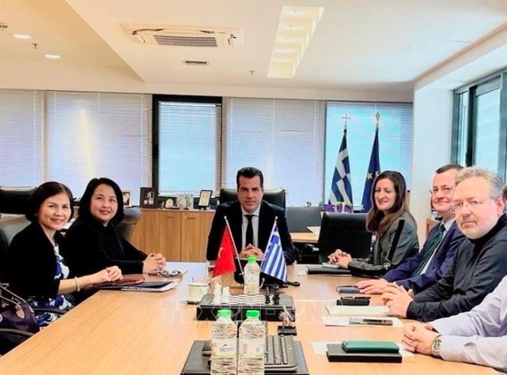 Vietnamese Ambassador to Greece Pham Thi Thu Huong meets with Greek Minister for Migration and Asylum Athanasios Plevris (Photo: VNA)