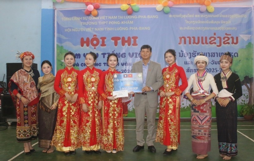 Vietnamese Consul General in Luang Prabang Vu Ngoc Ly presents awards to winning teams at the contest (Photo:VNA)