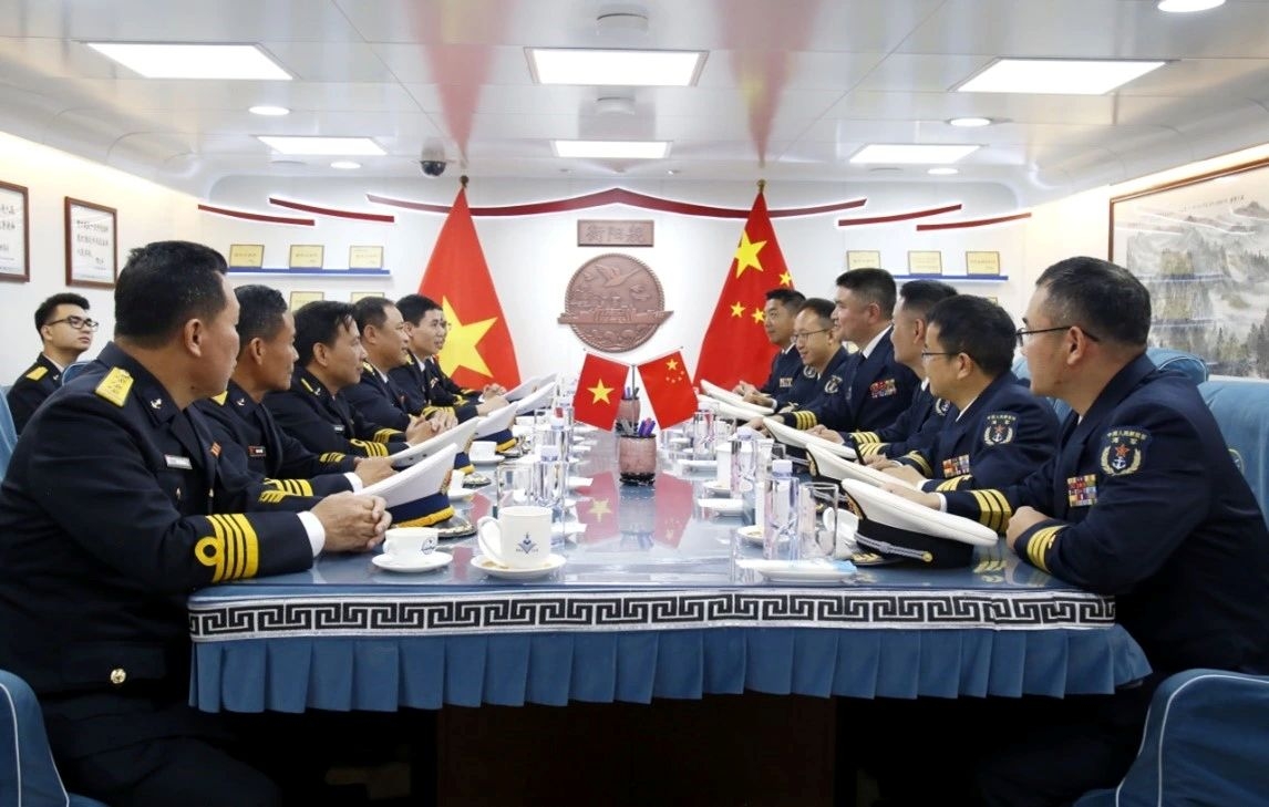 The commanders of Vietnamese and Chinese naval task groups hold an exchange meeting ahead of the joint patrol and training. (Photo: thanhnien.vn)