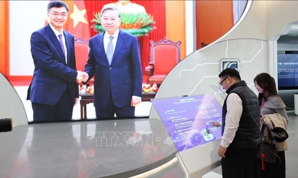 Vietnamese youth learn about AI application scenarios at the China-ASEAN AI Application Cooperation Centre in Guangxi. (Photo: VNA)