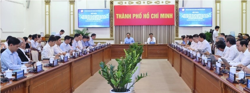 Ho Chi Minh City People’s Committee leaders chair a workshop on solutions for double-digit economic growth (Photo: Organising Board)