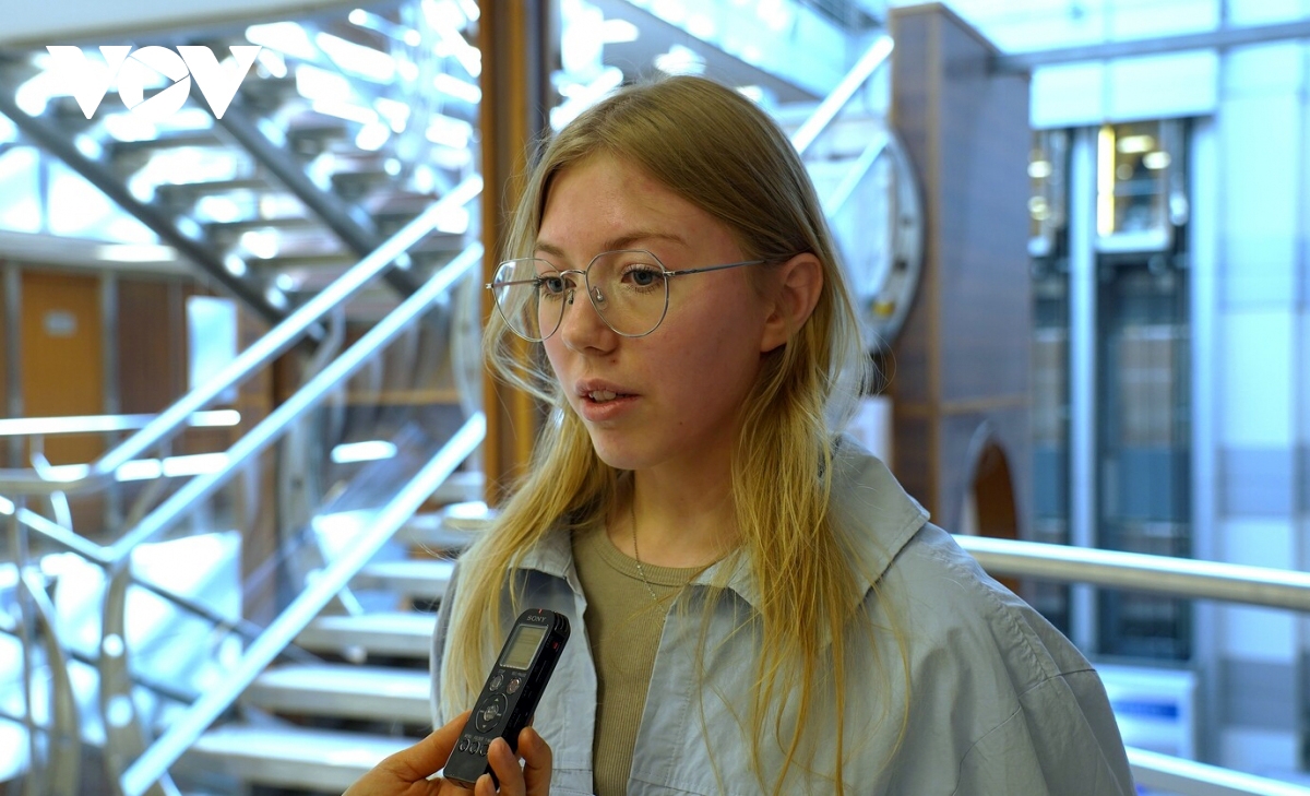 Alla Artyomovna, a third-year student at Moscow State Linguistic University (MSLU), receives the award for outstanding pronunciation