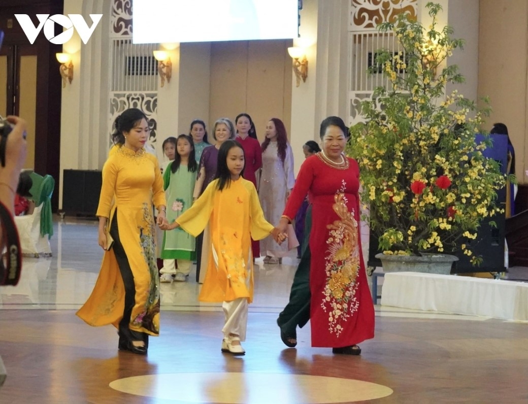 Ao Dai performance presented by members of the Vietnamese community in Laos.
