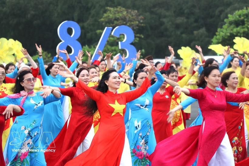 Vietnamese women shine in the traditional Ao dai