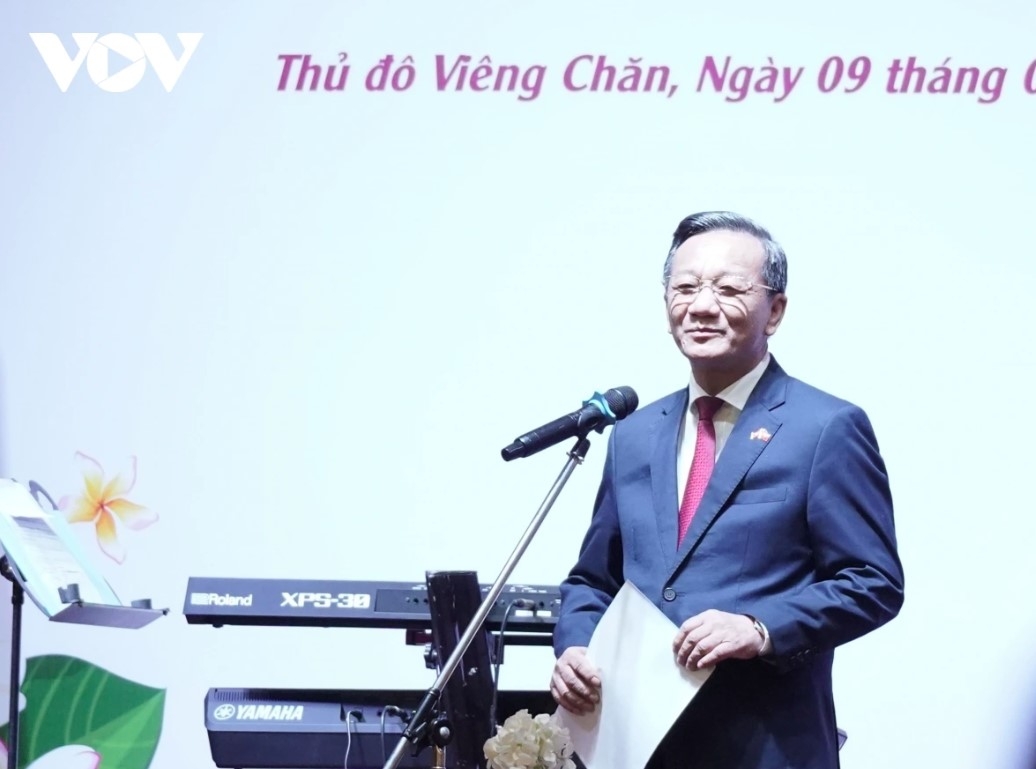 Vietnamese Ambassador to Laos Nguyen Minh Tam congratulates the establishment of the Vietnamese Ao Dai Heritage Club in Laos.