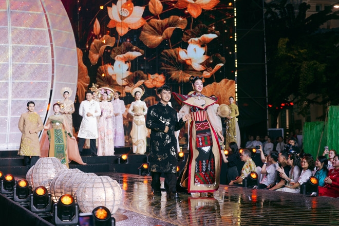 Beauty queens and male pageant winners join communication activities for the March 15 election day (Photo: VNA)