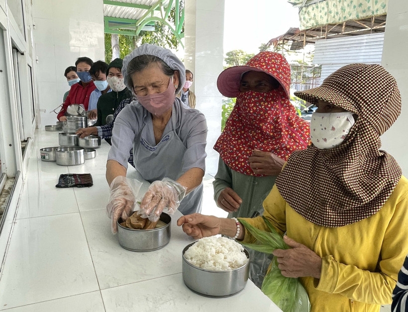 Poor patients under treatment at the Ninh Thuan General Hospital receive meals from the "Hieu va Thuong" charity kitchen.