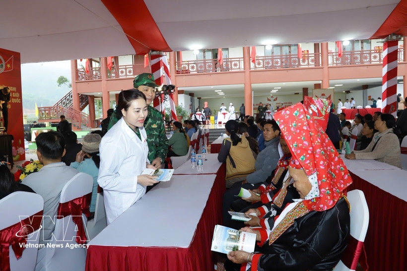 Medical personnel from the armed forces of Vietnam and China jointly provide health check-ups for local residents.
