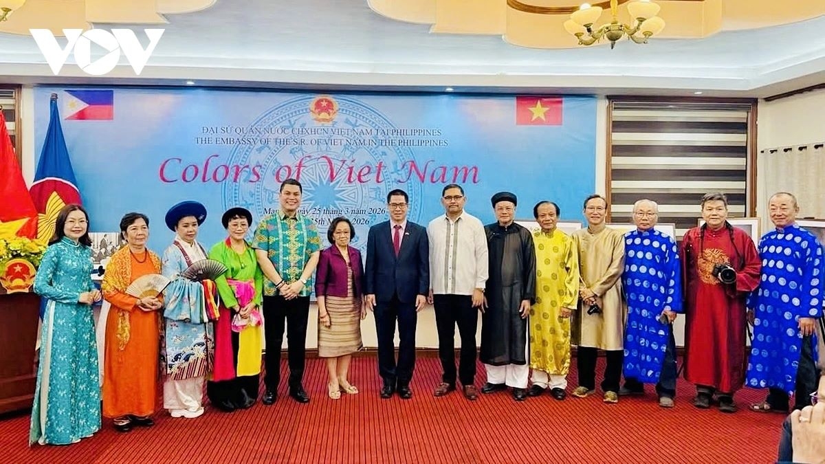 Guests pose for a photo with artists at the opening ceremony 