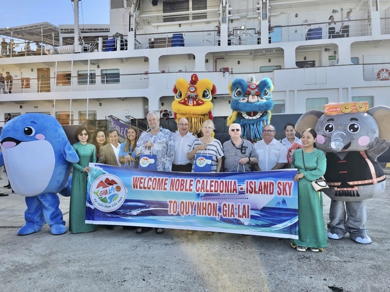 Quy Nhon greets Island Sky cruise ship carrying 180 passengers. (Photo: congthuong.vn)