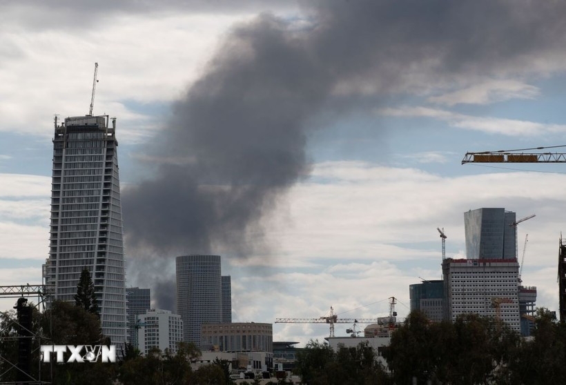 Smoke rises over Tel Aviv, Israel following Iran’s retaliatory attack. (Photo: THX/VNA)