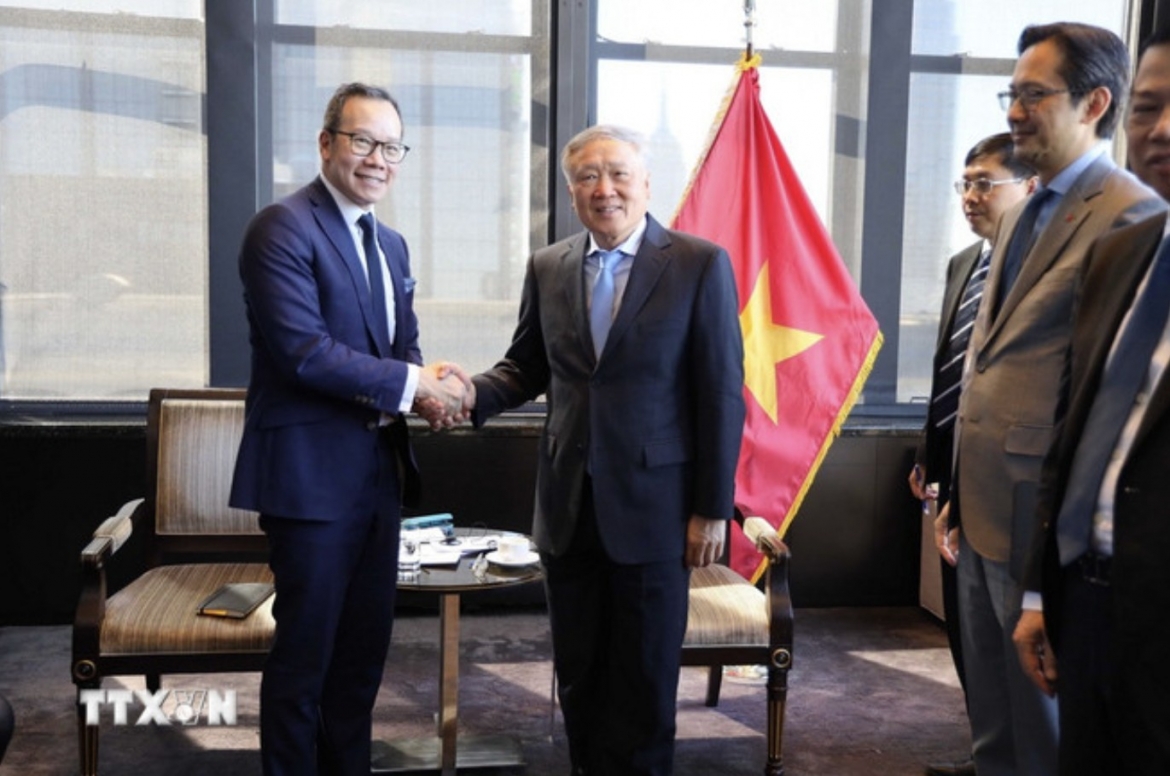 Deputy PM Nguyen Hoa Binh meets Mark F. Erikson, Global Insurance Strategist at BlackRock (Photo: VNA)