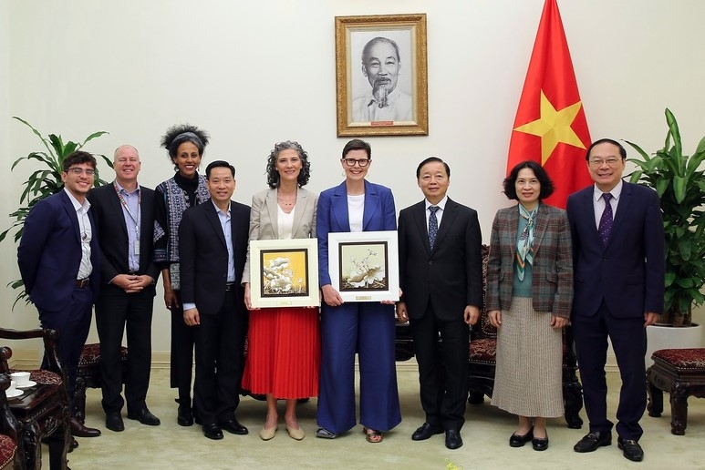Deputy PM Tran Hong Hai poses for a group photo at the meeting (Photo: VGP)