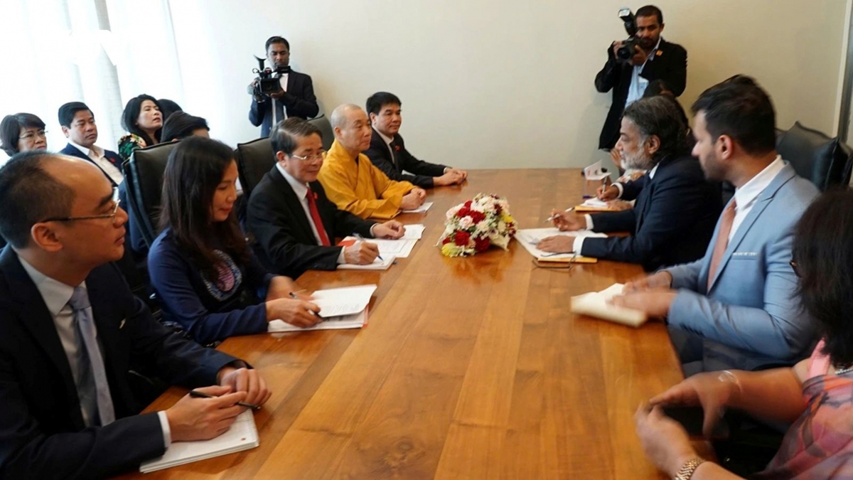 Sri Lanka Parliament Deputy Speaker Rizvie Salih and Vietnam National Assembly Vice Chairman Nguyen Duc Hai during recent talks in Colombo 