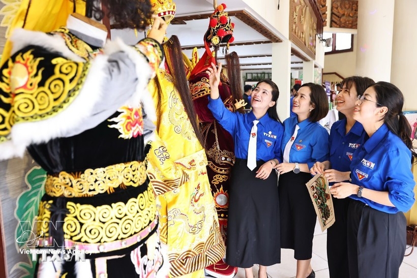 Youth delegates take part in hands-on cultural experiences such as calligraphy writing, Dong Ho folk painting, mask painting, traditional games, and exchanges with young performers of “tuong”, “cheo” and “cai luong” theatre