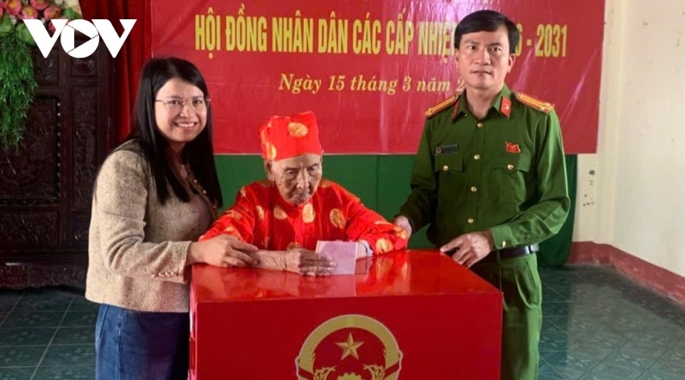 Duong Thi Sao, 109, from An Nhon village in My Thuy commune of Quang Tri province, is assisted by relatives to the polling station, drawing the attention of many voters present. Despite her age and limited mobility, her family says she wished to cast her ballot herself to exercise her civic right.