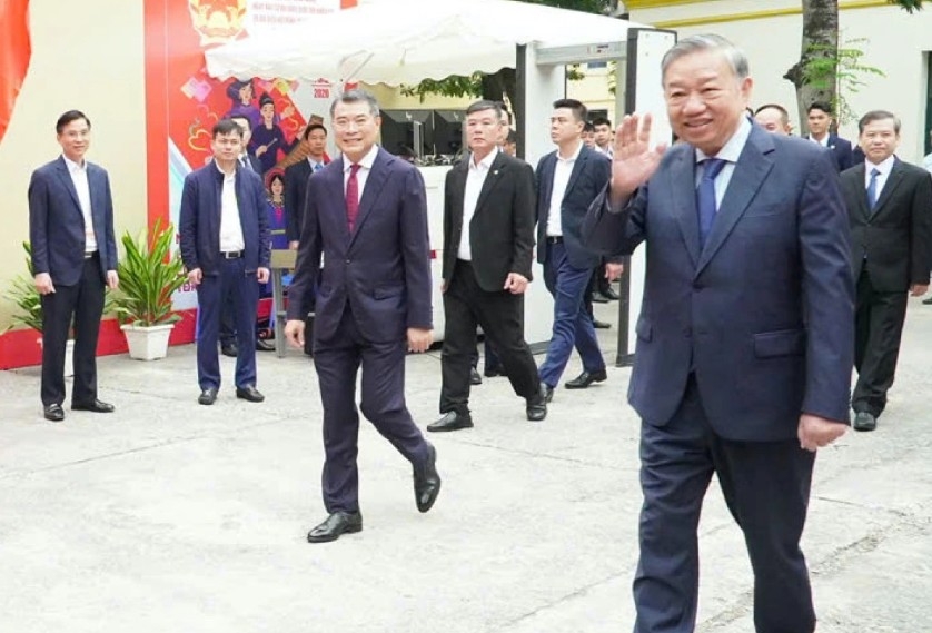Party General Secretary To Lam, Secretary of the Central Military Commission, and a delegation from the Party Central Committee cast their ballots at Polling Station No. 2 in Ba Dinh ward, Hanoi, on March 15 in the election of deputies to the 16th National Assembly and People’s Councils at all levels for the 2026-2031 term.