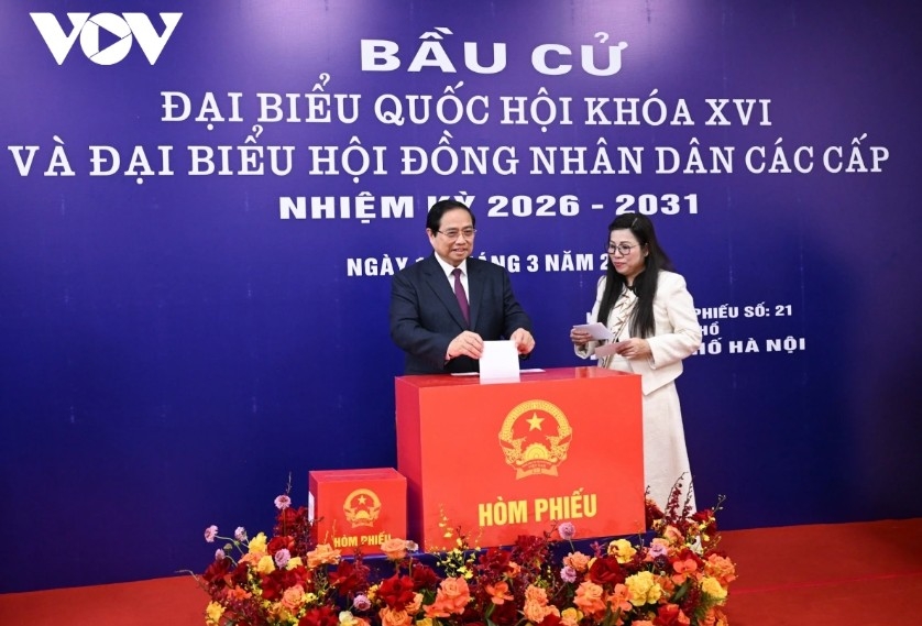 After reviewing the list of candidates for the 16th National Assembly and People’s Councils at all levels for the 2026-2031 term, PM Pham Minh Chinh and his spouse cast their ballots alongside other voters, including leaders of central agencies and Hanoi authorities, the youngest and oldest voters, representatives of various social groups and voters at the polling station, in accordance with election regulations.