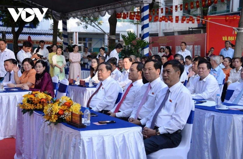 Also on the morning of March 15, National Assembly Chairman Tran Thanh Man, Chairman of the National Election Council, casts his ballot at Polling Station No. 14 in Hoc Mon commune, Ho Chi Minh City. More than 2,000 voters at the polling station join nearly 9.7 million voters across the city in taking part in the election.