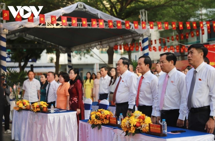 From early morning, the polling station is carefully prepared, with banners and slogans displayed around the area. At the ballot tables, biographies of candidates for the 16th National Assembly and People’s Councils at all levels for the 2026-2031 term are posted for voters to review before deciding on representatives of their will and aspirations.