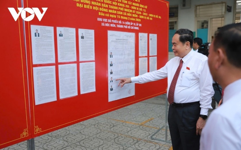 National Assembly Chairman Tran Thanh Man hails the National Election Council, election committees, election boards and polling station teams for fully implementing the central authorities’ guidance, and calls on those assigned to election work to continue monitoring, directing and guiding the process to ensure the election achieves the best possible results.