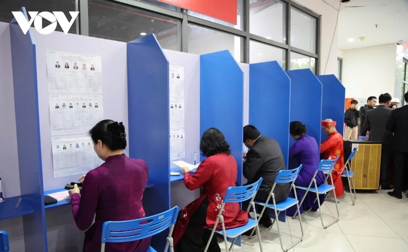 At Polling Station No. 7 at the N04A lobby in the Diplomatic Corps area in Xuan Dinh ward, Hanoi, Politburo member, Secretary of the Party Central Committee, President of the Vietnam Fatherland Front Central Committee and Vice Chairwoman of the National Election Council Bui Thi Minh Hoai casts the first ballot to choose deputies to the 16th National Assembly and People’s Councils at all levels for the 2026-2031 term.
