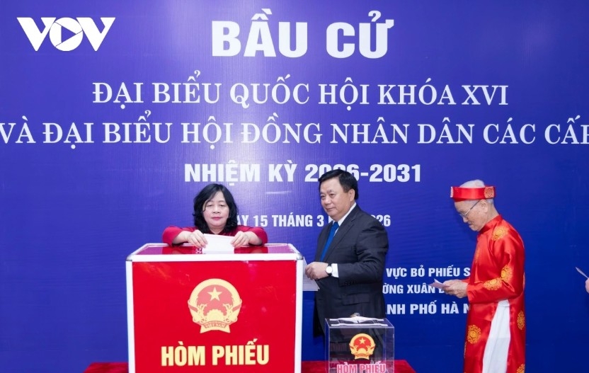 From early morning, many voters from Residential Groups 9 and 10 in Xuan Dinh ward arrive to complete procedures to receive their ballots. The polling station is decorated with red flags, banners and posted lists of candidates, creating an atmosphere that is both solemn and welcoming.