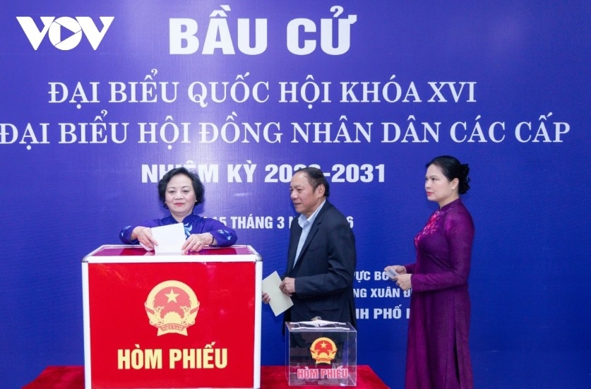 After the opening ceremony, Politburo member and President of the Vietnam Fatherland Front Central Committee Bui Thi Minh Hoai and Party Central Committee Secretary and Deputy Prime Minister Pham Thi Thanh Tra cast their ballots together with voters in the residential area, exercising their civic rights and duties.