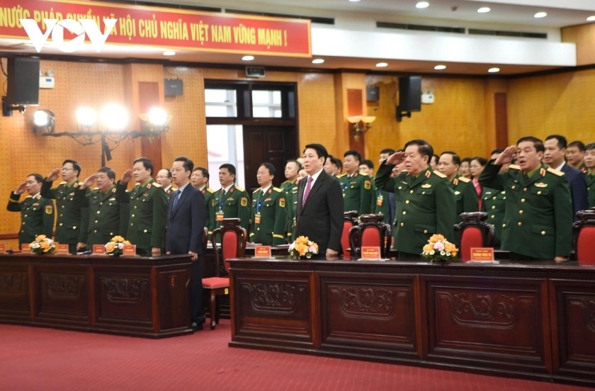 Also attending the opening ceremony and casting ballots at Polling Station No. 26 are Gen. Nguyen Trong Nghia, Politburo member, Secretary of the Party Central Committee and Director of the General Department of Political Affairs of the Vietnam People’s Army; Deputy Directors of the General Department of Political Affairs: Senior Lt. Gen. Truong Thien To, Party Central Committee member; Senior Lt. Gen. Do Xuan Tung, Party Central Committee member; and Senior Lt. Gen. Le Quang Minh, Secretary of the Party Committee of the General Department of Political Affairs; along with numerous voters in the polling area.