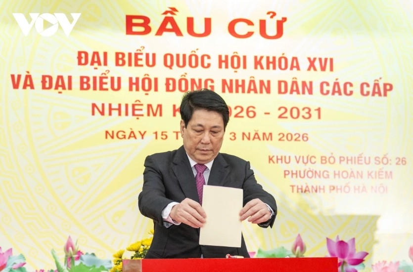 Immediately after the opening ceremony, voters proceed to cast their ballots in an atmosphere of solemnity and enthusiasm, reflecting a strong sense of responsibility and political awareness toward this important national event.