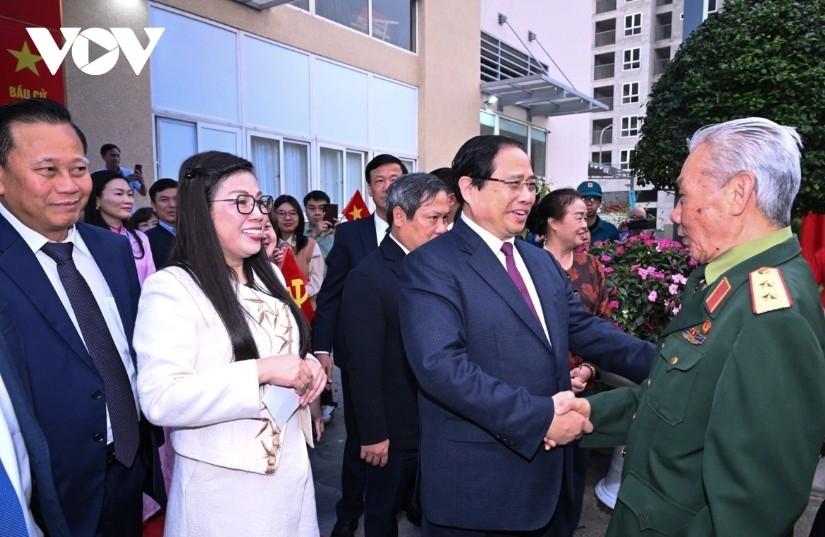 At Polling Station No. 21- the community center of Residential Group 14, Alley 655, Lac Long Quan Street- in Electoral Unit No. 7, Tay Ho ward, Hanoi, Prime Minister Pham Minh Chinh and his spouse Le Thi Bich Tran cast the first ballots, exercising their civic rights and duties to select deputies to the 16th National Assembly and People’s Councils at all levels for the 2026-2031 term.