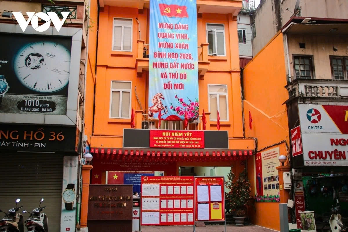 Streets in Hanoi are decorated with red flags, banners and posters promoting the election of deputies to the 16th National Assembly and People’s Councils for the 2026-2031 term. In many residential areas, voter lists and candidate lists are publicly posted at community venues so residents can review information ahead of election day.