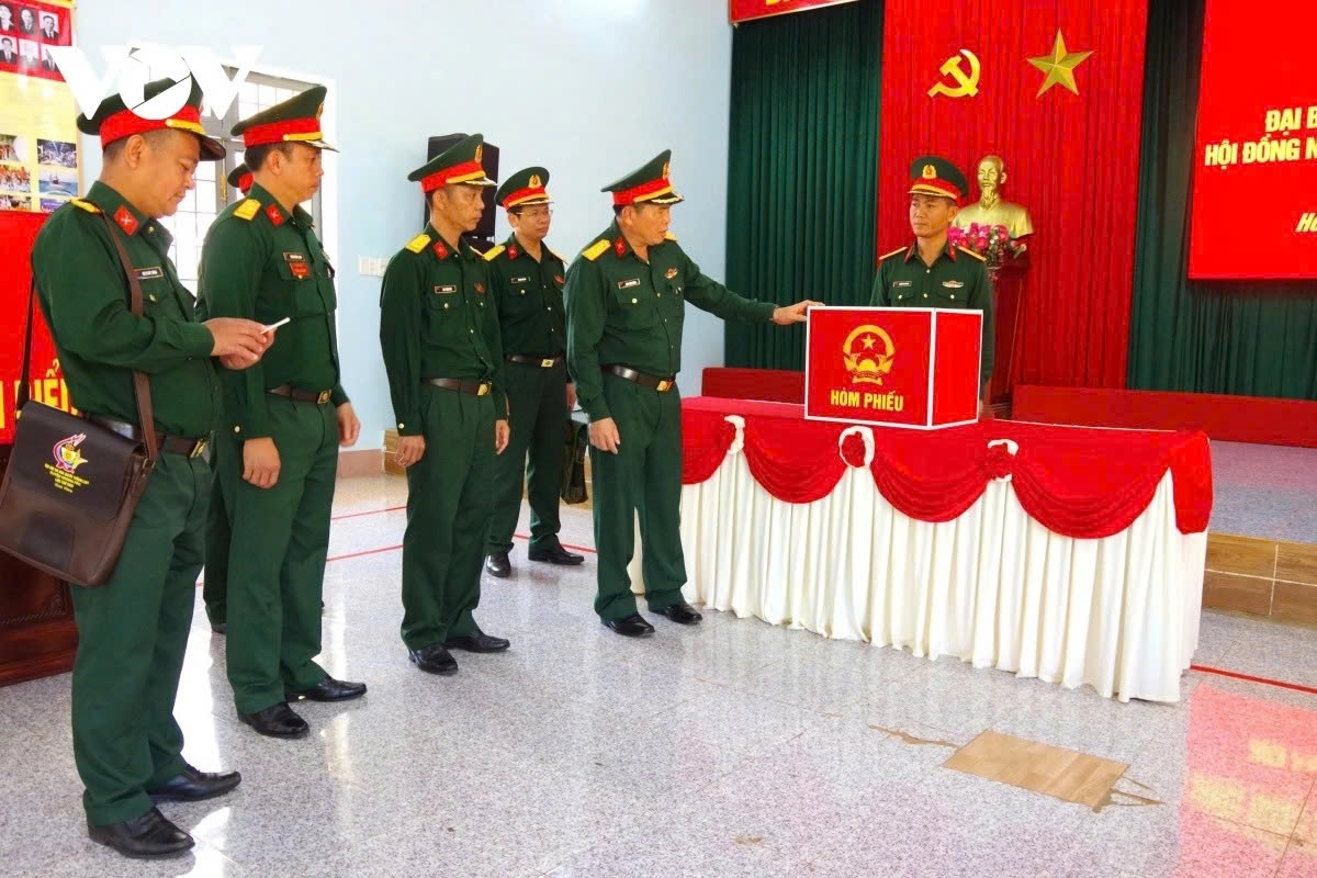 On March 11-12, the Dak Lak Provincial Military Command inspects election preparations and combat readiness tasks at subordinate units and key communes. Colonel Dinh Van Hung (second from right), political commissar of the Dak Lak Provincial Military Command, inspects preparations at Battalion 303 of Regiment 584.