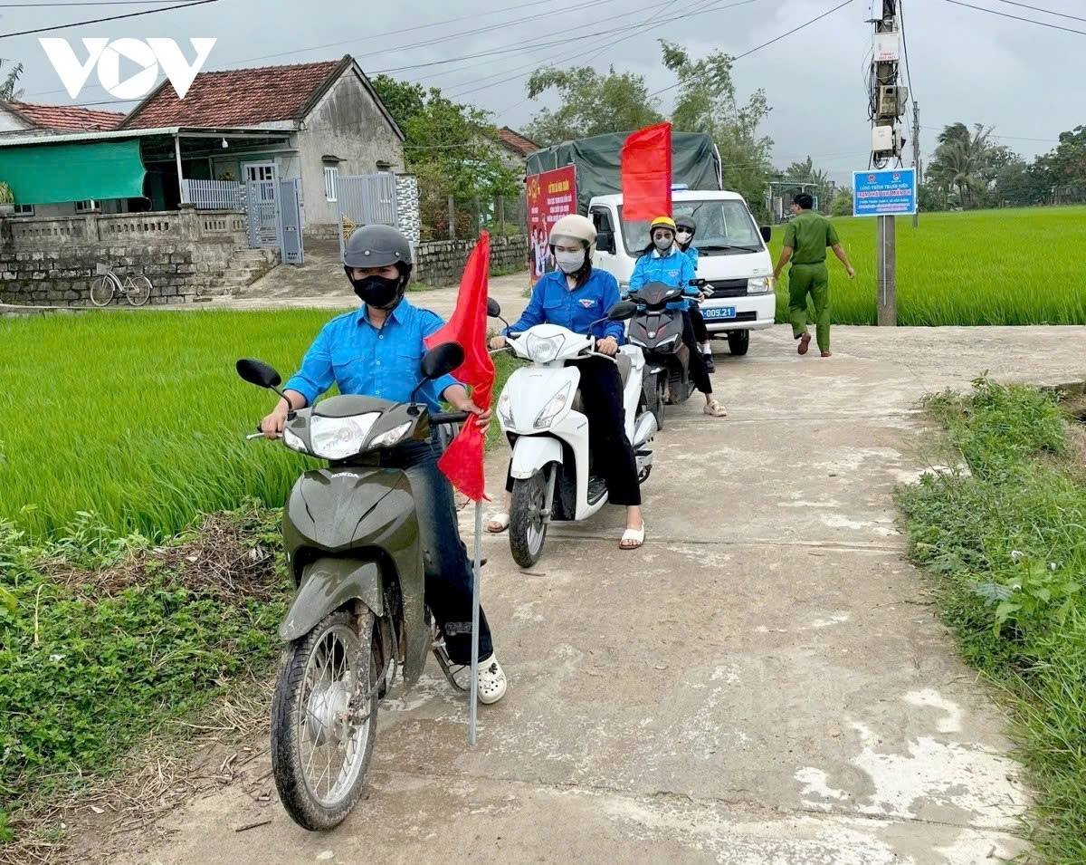 From urban centres to rural roads, youth volunteers take part in mobile election information campaigns.