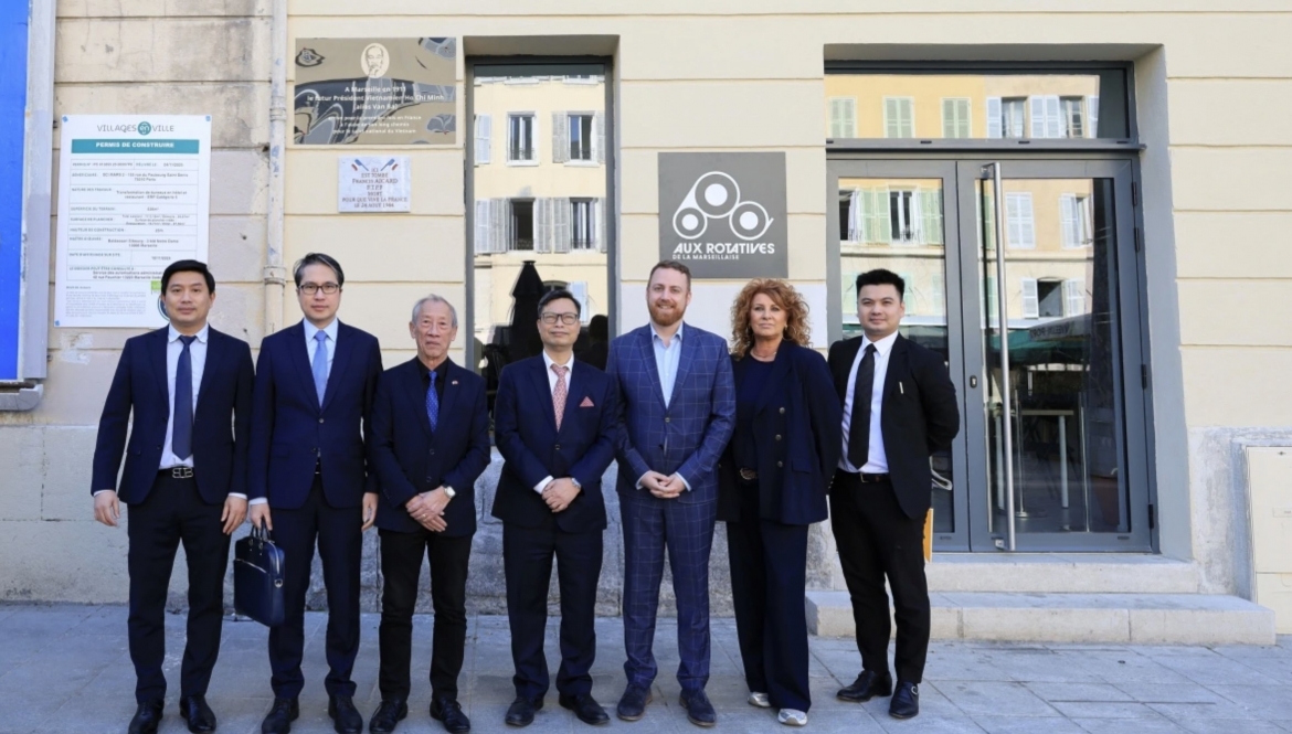 The embassy delegation visits the newsroom of La Marseillaise