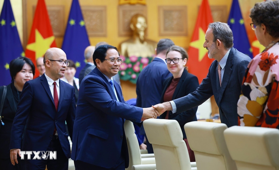 Prime Minister Pham Minh Chinh meets with 20 ambassadors and chargé d’affaires from EU member states and the EU delegation to Vietnam in Hanoi on March 5. (Photo: VNA).