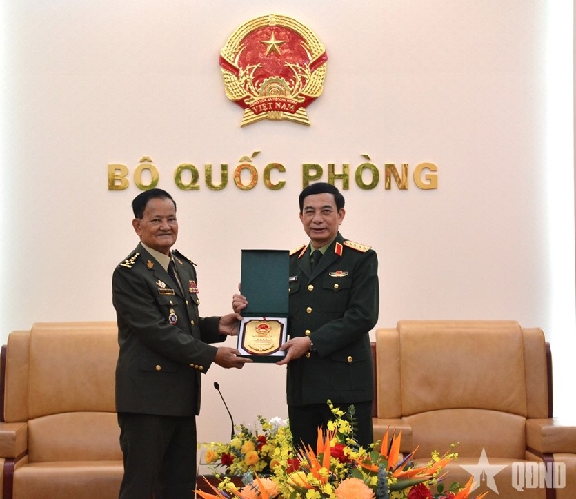 Vietnamese Defence Minister Gen. Phan Van Giang presents a souvenir to Gen. Prum Din