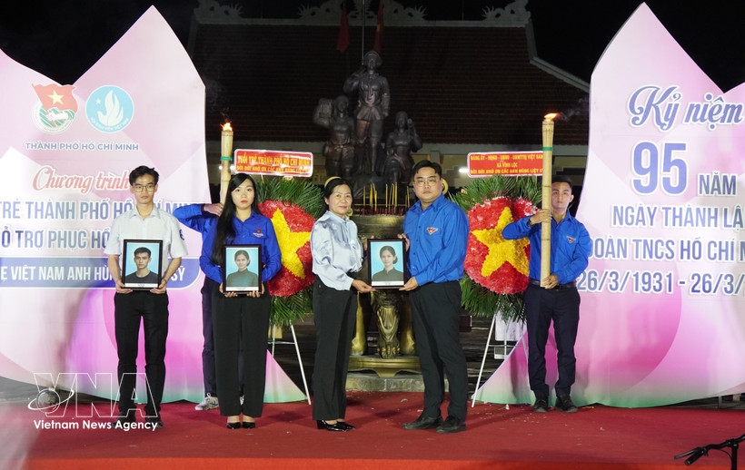 Ngo Minh Hai, Secretary of the Ho Chi Minh Communist Youth Union and President of the Vietnam Youth Federation of Ho Chi Minh City, presents portraits to the family of Heroic Vietnamese Mother Nguyen Thi Dau and her two children, martyrs Tran Thi Sau and Tran Van Chan.