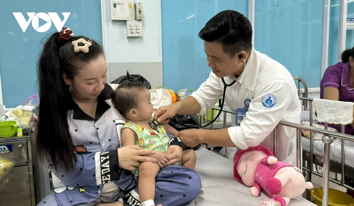 A child undergoes examination for suspected HFMD