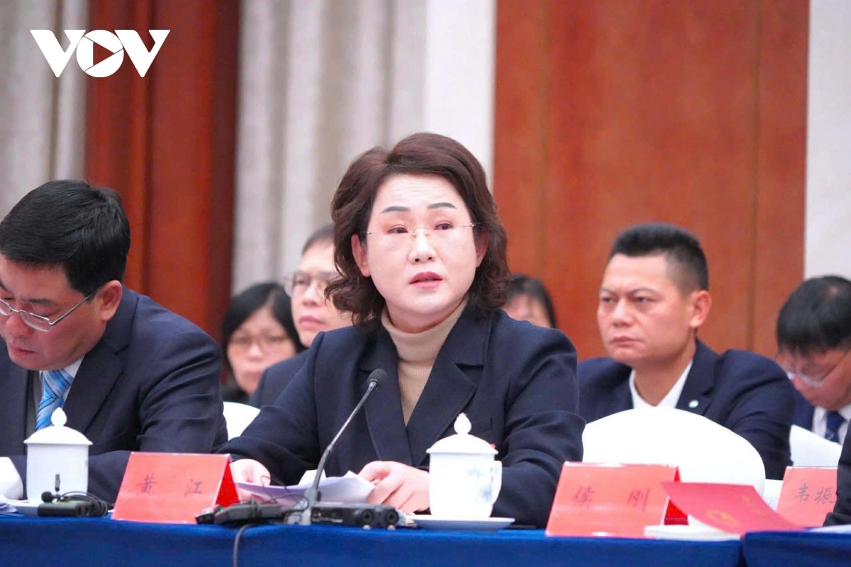 Huang Jiang, Secretary of the Fangchenggang Municipal Party Committee in Guangxi, answers Vietnamese reporters' questions