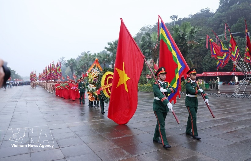 An incense-offering delegation sets off for Nghia Linh Mountain on the Hung Kings Commemoration Day in 2025.