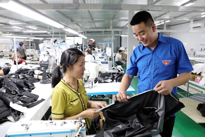 A young entrepreneur in Hung Yen province invests nearly VND7 billion to open a garment factory in 2024. The facility now provides stable employment for about 150 workers. (Photo: VNA)