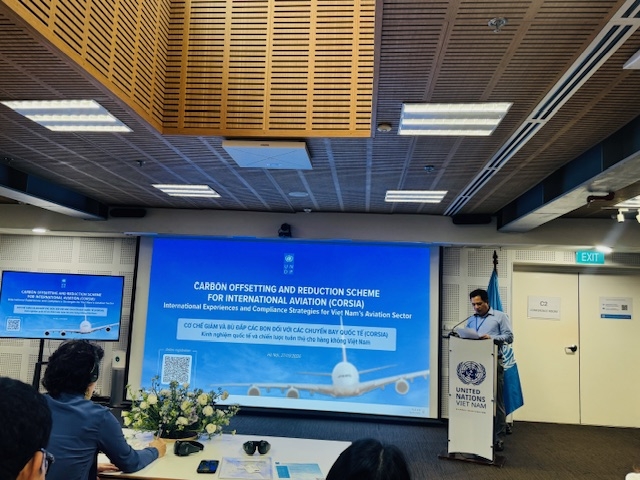 Ta Quang Hung, deputy director of the Department of Science, Technology, Environment and Construction Materials under the Ministry of Construction, addresses the event