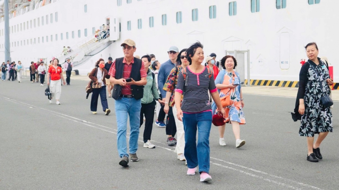 Cruise passengers begin their sightseeing tours in Khanh Hoa (Photo: baokhanhhoa.vn)