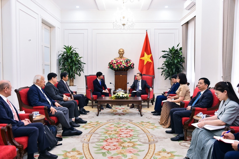 The meeting between Minister of Foreign Affairs Le Hoai Trung and Governor Ibaragi Ryuta of Japan's Okayama prefecture on March 27 (Photo: Ministry of Foreign Affairs)