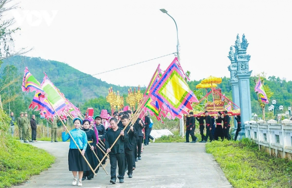 On the morning of March 4, the 16th day of the first lunar month, people from different ethnic communities in Luc Hon commune gather at Luc Na communal house to take part in a spring procession. The roads come alive with a festive atmosphere and the vibrant colours of traditional costumes worn by Tay, Dao and San Chi ethnic people.