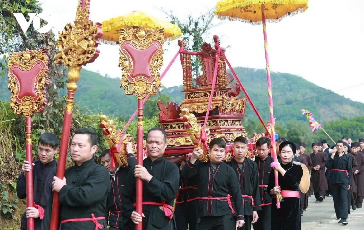 The royal decree procession is one of the most important rituals of the Luc Na communal house festival. Participants carrying trays of offerings and flag bearers lead the procession, followed by the palanquin of the tutelary deity.