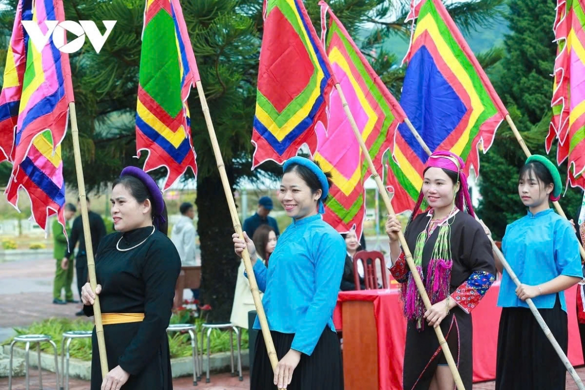 The ancient communal house dates back to the Later Le Dynasty and was built by the Tay community of Luc Hon commune to worship the village’s tutelary deity, Hoang Can. A prominent figure of the Tay ethnic group, he rallied young men in the village to defend the area against foreign invaders.