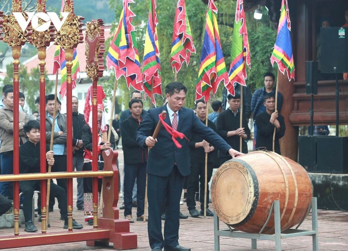 The Luc Na communal house festival, held annually on the 16th and 17th days of the first lunar month, is an occasion for local people to commemorate General Hoang Can and the mountain and river deities. The event, held every spring, also showcases a variety of traditional folk activities of ethnic communities in the border region.